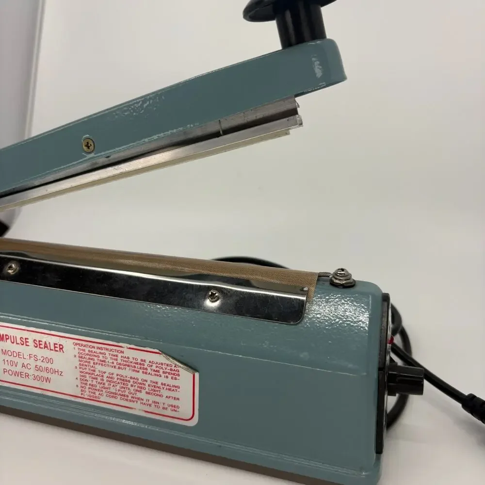 FS-200 Impulse Sealer 8 Inch 300W Plastic Bag Heat Sealer Powers On